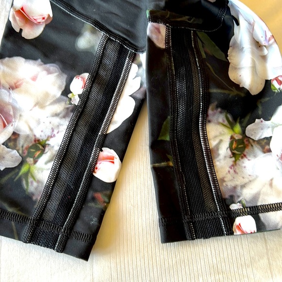 VICTORIA SPORT LEGGINGS GORGEOUS ROSE PATTERN SZ-M W/INSET MESH AT ANKLES EUC 🌹 - Picture 2 of 4